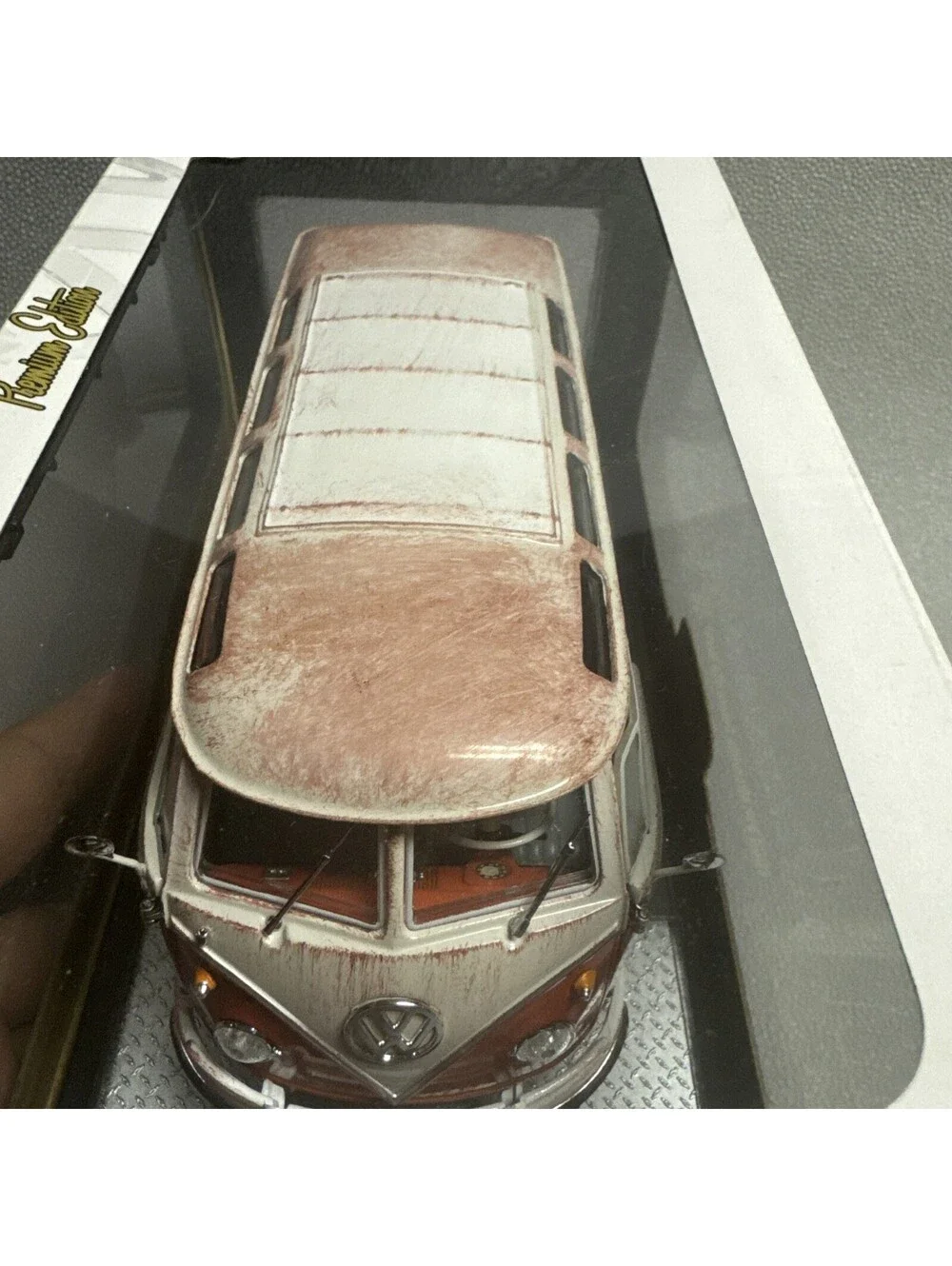 M2 Machines 1/24 RUSTY 1960 VW Microbus Deluxe USA Model R45 Red White Patina